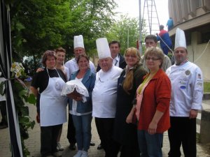 Benke Laci bácsival  Békéscsaba csülökfesztivál (bal szélső vagyok én)